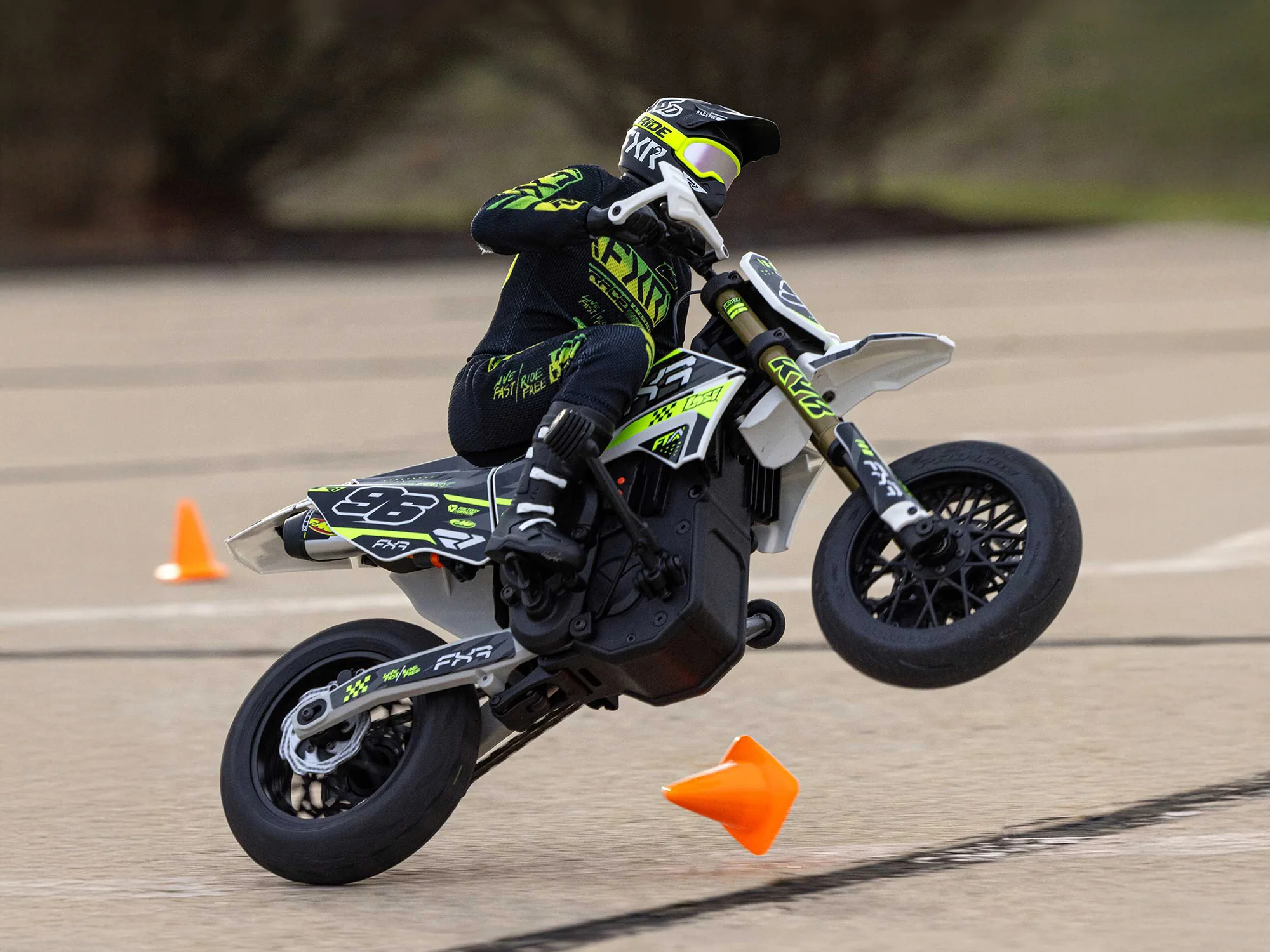 1/4 Promoto-SM FXR Supermoto Motorcycle RTR Basic - LOS2272 - Image 22
